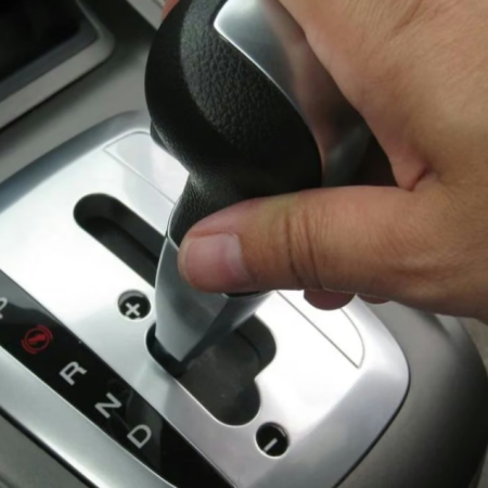 Licencia de conducir: quienes rindan con auto automático no podrán manejar con caja manual