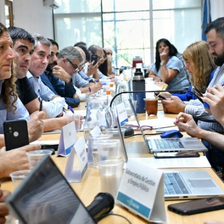 Tras la presión gremial, la Provincia llamó a docentes y estatales a negociar salarios