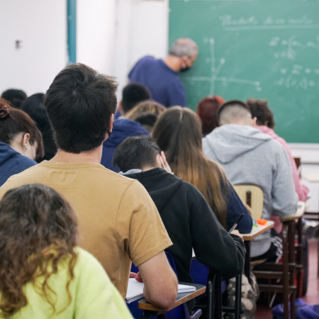 Solo 19 de cada 100 chicos de 15 años avanzan en tiempo y forma en la escuela argentina