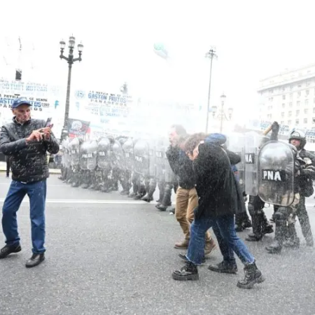 Incidentes en la Marcha Federal Universitaria: piedras y gases lacrimógenos