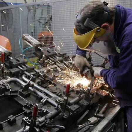 La actividad económica cayó 1,7% interanual en agosto, en pleno debate por la entrada en recesión