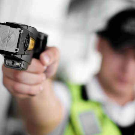 Avanza el proyecto de ley para habilitar las pistolas Taser en la Policía Bonaerense