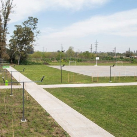Con fondos bonaerenses, la UNAHUR terminó su campo de deportes de 40 mil metros cuadrados