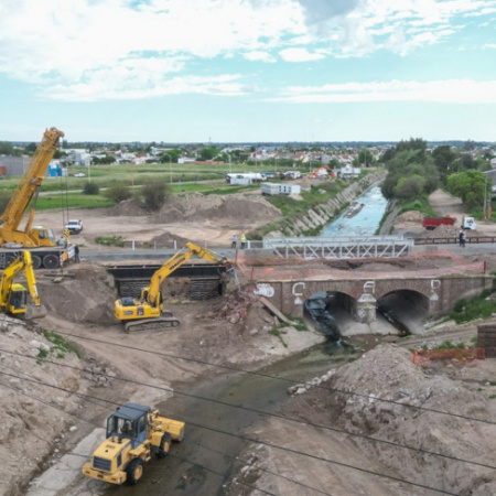 Bahía Blanca: Provincia comenzó a demoler el puente que frenó el agua del canal Maldonado